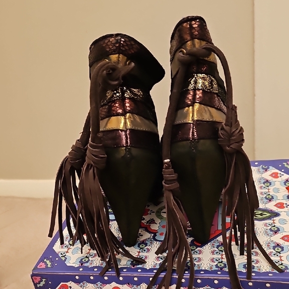 LIKE NEW, BROWN, BRONZE, GOLD, COPPER, IRREGULAR CHOICE HEELED BOOTS - Picture 9 of 11
